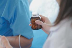 verletzt geduldig zeigen Arzt gebrochen Handgelenk und Arm mit Binde im Krankenhaus Büro oder Notfall Zimmer. Verstauchung, Stress Fraktur oder repetitiv Belastung Verletzung im Hand. Krankenschwester Portion Kunde. zuerst Hilfe. foto