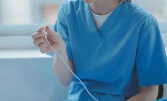 verletzt geduldig zeigen Arzt gebrochen Handgelenk und Arm mit Binde im Krankenhaus Büro oder Notfall Zimmer. Verstauchung, Stress Fraktur oder repetitiv Belastung Verletzung im Hand. Krankenschwester Portion Kunde. zuerst Hilfe. foto