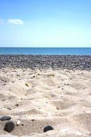 Sand und Kieselsteine an einem Strand in der Nähe von Jewpatoria, Krim foto