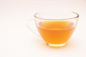 Glas Tasse von heiß Ingwer Tee isoliert auf Weiß Hintergrund. foto