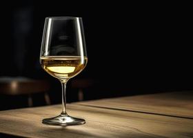 Weinglas von Weiß Wein auf ein hölzern Tabelle im ein Restaurant foto