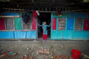 Bangladesch Juni 27, 2015 ein Mädchen ist Stehen beim ihr Tür deren Haus war zerstört von fest Fluss Erosion beim rasulpur, barisal Bezirk. foto