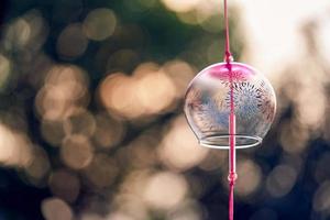 Konzept von Liebe vermittelt durch zwei japanisch traditionell Wind Glocke oder Furin Glockenspiel auf Bokeh Hintergrund foto