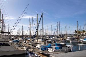 Landschaft mit ein Hafen mit Yachten im das Spanisch Stadt von puerto rico auf das Kanarienvogel Insel von gran Canaria foto