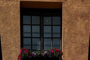 interessant Fenster im alt historisch Mietshaus Häuser im das Polieren Stadt von Danzig schließen oben foto