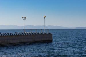 Seestück an einem Pier mit Straßenlaternen in Wladiwostok, Russland foto