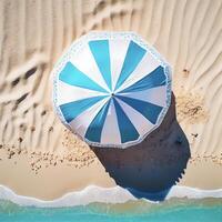 Blau und Weiß Regenschirm Sitzung auf oben von ein sandig Strand. generativ ai. foto