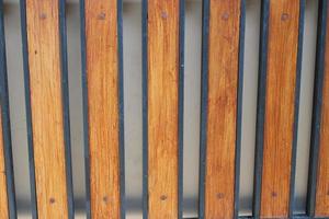 Foto von ein symmetrisch braun und schwarz Eisen Streikposten Zaun
