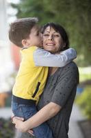 das Sohn von ein Vorschulkind Küsse seine Geliebte Mutter. foto