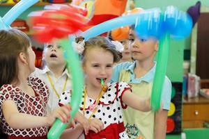 Kinder- Urlaub. Gruppe von Kinder beim ein Party. foto