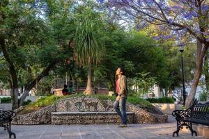 Mann steht im ein Park beim Mineral de pozos im Mexiko foto