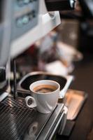 schwarzer Kaffeemorgen auf einer Kaffeemaschine foto