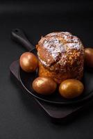 köstlich frisch Ostern Kuchen mit Früchte und Rosinen foto