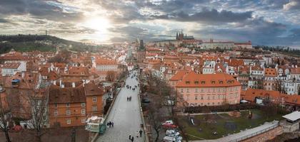 szenisch Frühling Panorama- Antenne Aussicht von das alt Stadt, Dorf Seebrücke die Architektur foto