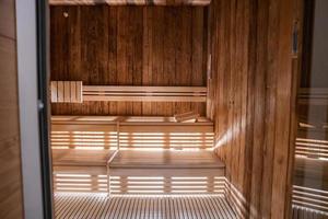 Innere von Sauna mit hölzern Mauer und Bank im modern Hotel foto
