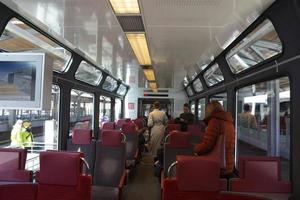 Passagiere Reisen im modern U-Bahn Zug foto
