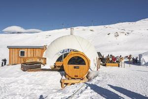 kreisförmig Sauna und gebogen Ski Resort gegen schneebedeckt Berg foto