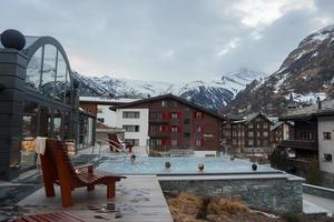 Schwimmen Schwimmbad mit luxuriös Hotels gegen Berge und Himmel foto