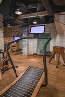 hölzern Laufband mit Digital Bildschirm im Fitnessstudio beim Luxus Hotel foto