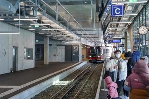 Passagiere warten beim Jungfrau Eisenbahn Bahnhof zum Zug foto