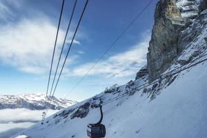 Kabel Auto ziehen um Über schneebedeckt Berg beim Ski Resort foto