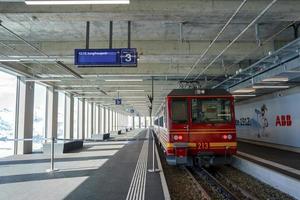 rot elektrisch Zug geparkt beim leeren Jungfrau Eisenbahn Bahnhof foto