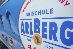 Zeichen Tafel mit Arlberg Text mit Skifahren Bilder beim Ski Resort foto