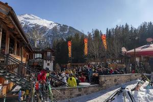 Touristen beim Ski Resort im Winter auf sonnig Tag foto