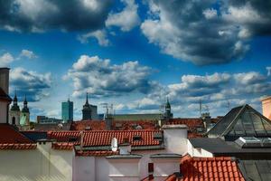 ein Aussicht von über von das Warschau alt Stadt und das Umgebung Gebäude auf ein Sommer- Tag foto