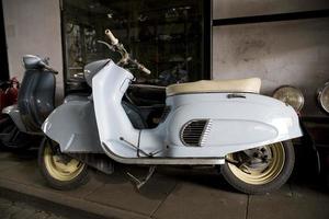 Original alt Jahrgang retro Jahrgang Motorräder Stehen im das Museum foto