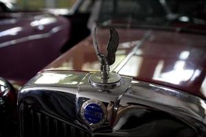alt Jahrgang Metall Einzelheiten Auto im das Museum Nahansicht foto