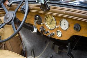 alt Jahrgang Metall Einzelheiten Auto im das Museum Nahansicht foto