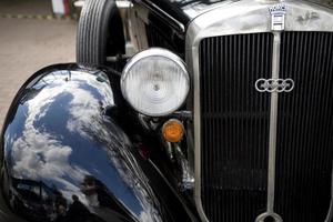 alt Jahrgang Metall Einzelheiten Auto im das Museum Nahansicht foto