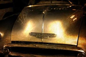 alt Jahrgang Metall Einzelheiten Auto im das Museum Nahansicht foto