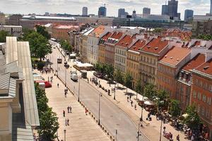 ein Aussicht von über von das Warschau alt Stadt und das Umgebung Gebäude auf ein Sommer- Tag foto