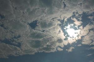 blauer Himmel und weiße Wolken foto