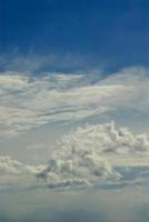 blauer Himmel und weiße Wolken foto