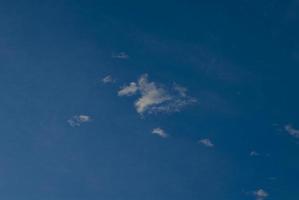 blauer Himmel und weiße Wolken foto