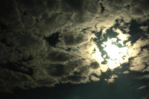 blauer Himmel und weiße Wolken foto