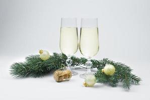 Neu Jahre Foto Kork von Champagner und Maulkorb, Geäst von ein Familie Baum, golden Weihnachten Bälle und Brille von Champagner