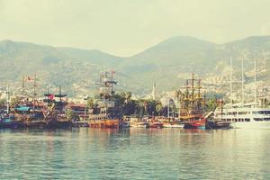 Original Landschaft von das Hafen und Stadt von Alanya im Truthahn von das Meer foto