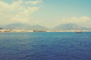 Original Landschaft von das Hafen und Stadt von Alanya im Truthahn von das Meer foto