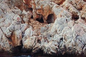 Mittelmeer Landschaft und Felsen im das Türkisch Stadt von Alanya auf ein warm Sommer- Nachmittag foto
