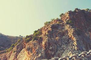 Mittelmeer Landschaft und Felsen im das Türkisch Stadt von Alanya auf ein warm Sommer- Nachmittag foto