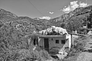 Single einsam Weiß Häuser durch das Türkisch Höhen im das Berge foto