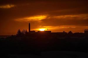 bunt Sonnenuntergang auf das Spanisch Insel von gran Canaria im das Maspalome Dünen foto