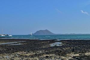 Aussicht von das Strand und Blau Ozean auf das Kanarienvogel Insel fuerteventura im Spanien foto