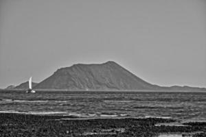 Aussicht von das Strand und Blau Ozean auf das Kanarienvogel Insel fuerteventura im Spanien foto