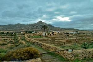 leeren mysteriös bergig Landschaft von das Center von das Kanarienvogel Insel Spanisch fuerteventura mit ein wolkig Himmel foto