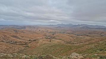 leeren mysteriös bergig Landschaft von das Center von das Kanarienvogel Insel Spanisch fuerteventura mit ein wolkig Himmel foto